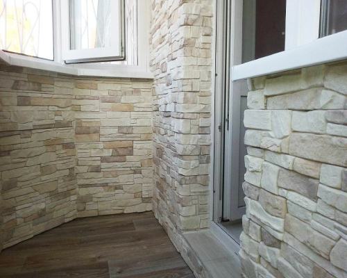 Отделка балкона искуственным камнем