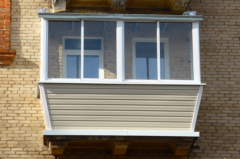 Холодное остекление балкона с выносом подоконника в Фрязино