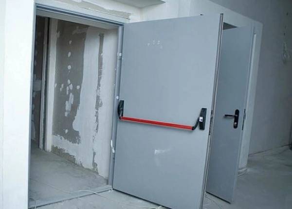 Противопожарная дверь на чердаке дома в Фрязино