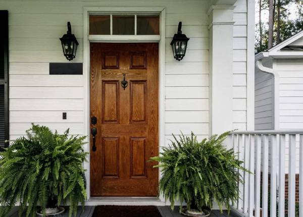 Деревянная дверь в дачном доме в Фрязино