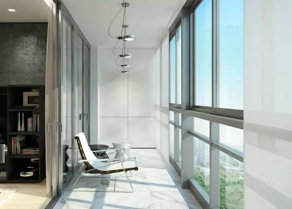 Французское остекление балкона с занавесками в Фрязино