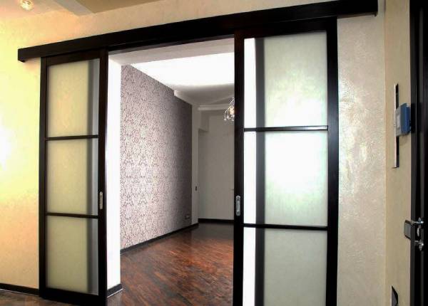 Параллельно-раздвижная дверь в квартире в Фрязино