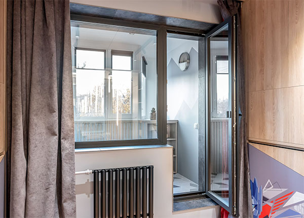 Пластиковая балконная дверь в черном цвете в Фрязино