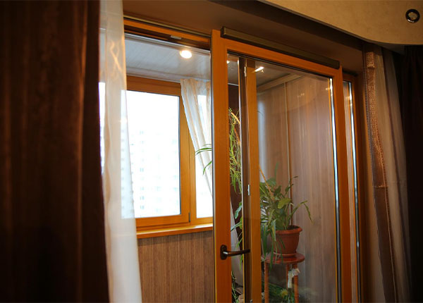 Пластиковая раздвижная дверь на балкон в Фрязино