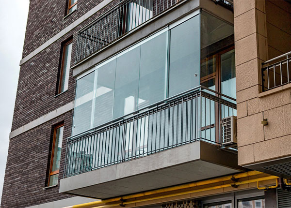 Французское безрамное остекление балкона в Фрязино