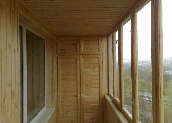 Остекление балкона деревянным профилем в Фрязино