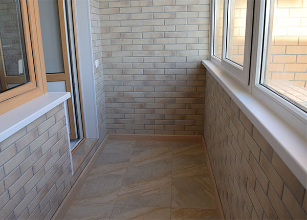 Отделка лоджии искусственным камнем в Фрязино