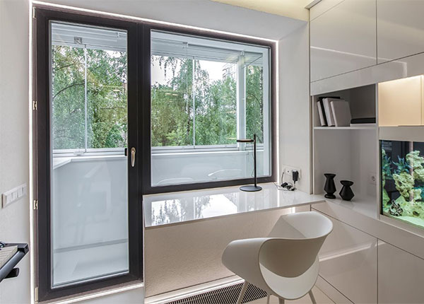 Установка балконного блока черного цвета в Фрязино